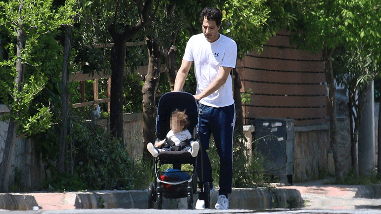 Τζένη Θεωνά – Δήμος Αναστασιάδης: Πρωινή βόλτα με τον γιο τους