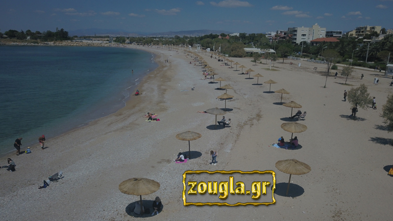 Τοποθετήθηκαν ομπρέλες με… αποστάσεις ασφαλείας στην παραλία Γλυφάδας
