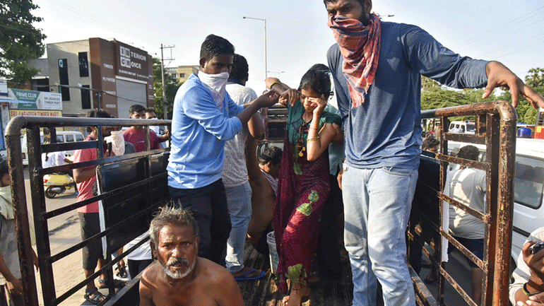Ινδία: Τρένο χτύπησε και σκότωσε εργάτες που κοιμήθηκαν στις ράγες