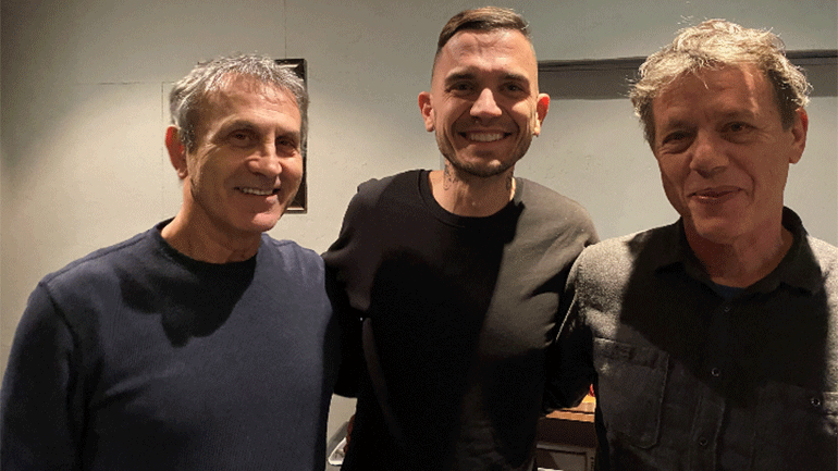 Ο Γιώργος Νταλάρας τραγουδά τη «Μάνα» του Γιώργου Μυζάλη