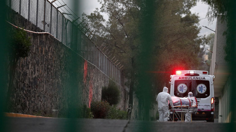 Κορωνοϊός: Με τη βοήθεια γερανού βλέπουν και πάλι τους δικούς τους σε οίκο ευγηρίας στην Πορτογαλία