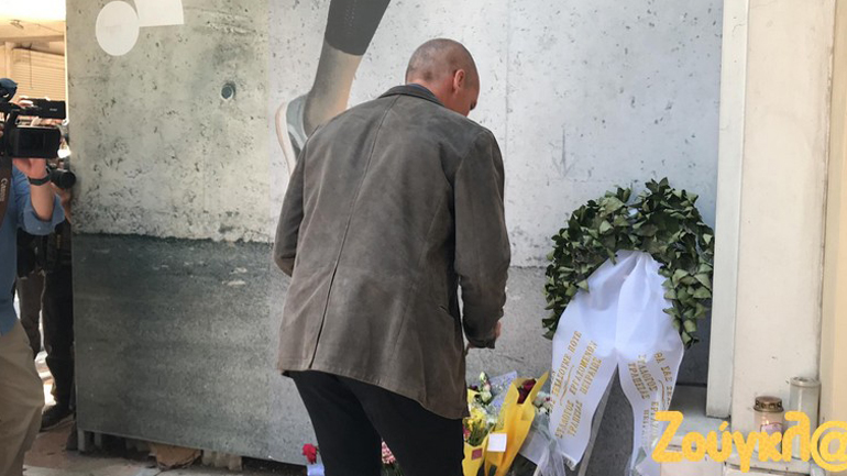 Στον τόπο της τραγωδίας της Marfin ο Γιάνης Βαρουφάκης