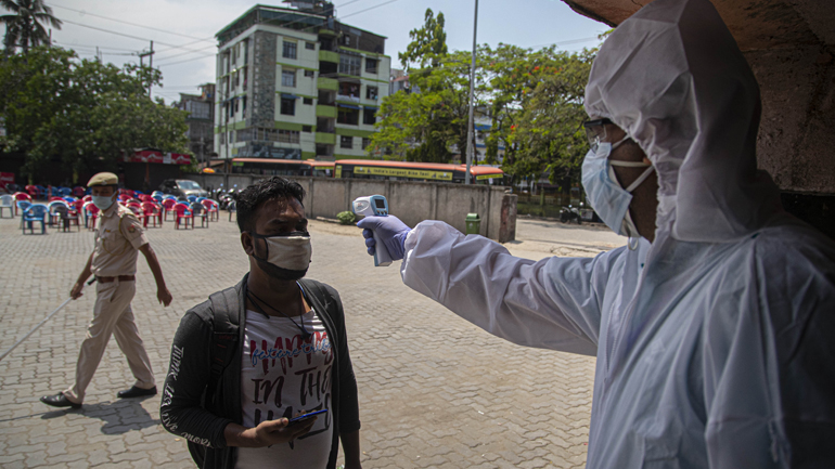 Ινδία: Πέθανε φαρμακοποιός που ήπιε «φίλτρο» κατά του Covid-19