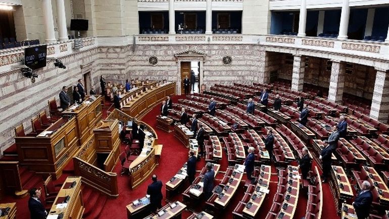 Υπερψηφίστηκε το νομοσχέδιο για τη «Βελτίωση της μεταναστευτικής νομοθεσίας» – Αποχώρησε ο ΣΥΡΙΖΑ