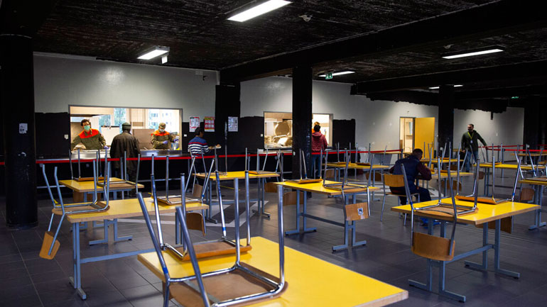 Πάνω από 1.000 άνθρωποι στήθηκαν στην ουρά για να λάβουν πακέτα τροφίμων στην πλούσια Γενεύη