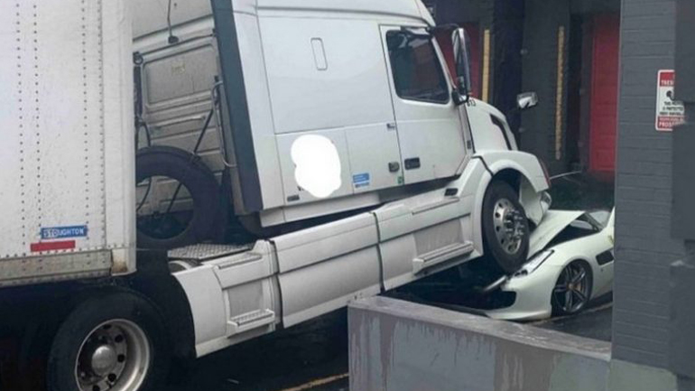 Πάτησε με το φορτηγό τη Ferrari Πάτησε με το φορτηγό τη Ferrari