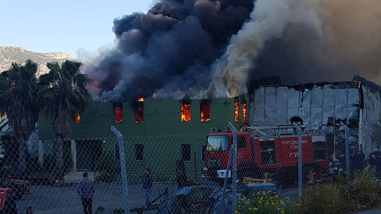Μεγάλη φωτιά σε εργοστάσιο στο Ηράκλειο Κρήτης