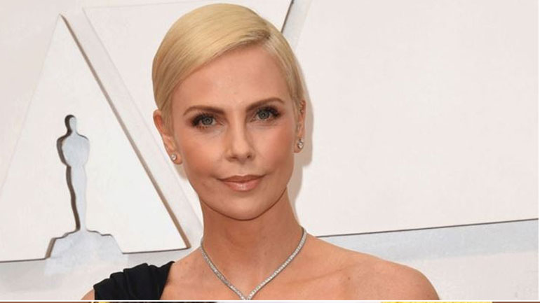 Charlize Theron: Το νέο της hair look για τις ανάγκες της ταινίας «The Old Guard»