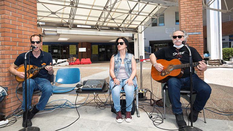 Ευχαριστίες με ρεμπέτικα στους εργαζόμενους του Παπαγεωργίου από τον Αγάθωνα και την κομπανία του