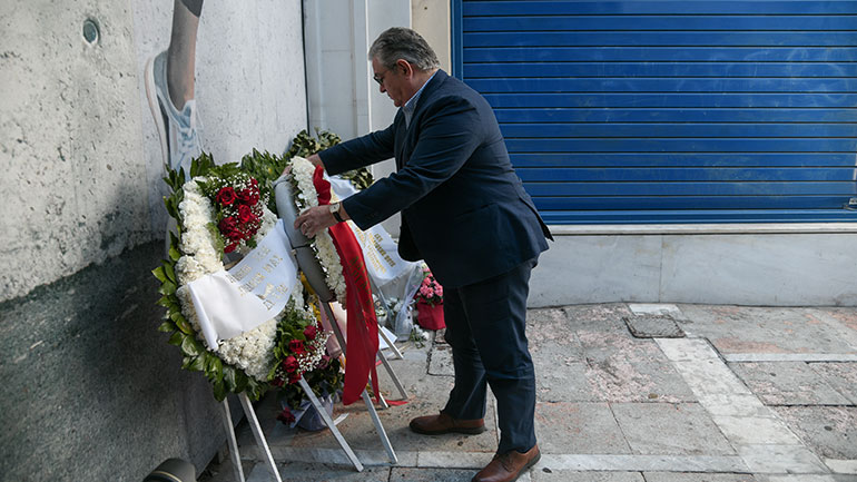 Ο Δημήτρης Κουτσούμπας κατέθεσε στεφάνι στη Marfin