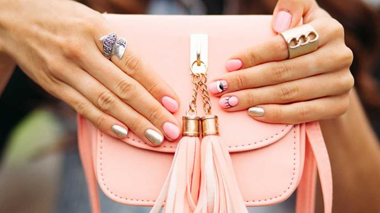 Beauty tutorial: Δείτε πώς θα πετύχετε το ombre μανικιούρ που είναι το νέο hot trend