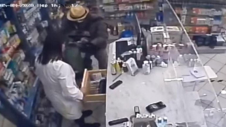 Βίντεο-ντοκουμέντο από ληστεία σε φαρμακείο στα Πατήσια