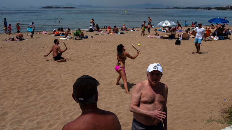 Η Ευρώπη χαλαρώνει με πολλή προσοχή τα μέτρα περιορισμού