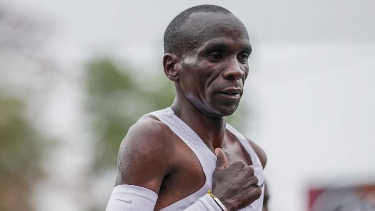 Στίβος: Διανομή τροφίμων από τον Κιπτσόγκε σε συναθλητές του στην Κένυα