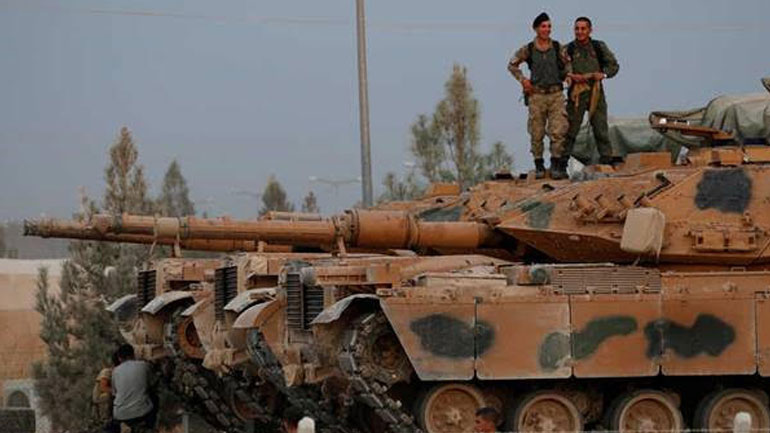 Τούρκοι στρατιώτες και τανκς στην παραμεθόρια πόλη Akcakale στην επαρχία Sanliurfa