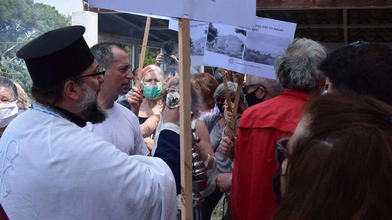 Ένταση στον Προφήτη Ηλία Ηλιούπολης – Διαδηλωτές συνεπλάκησαν με πιστούς