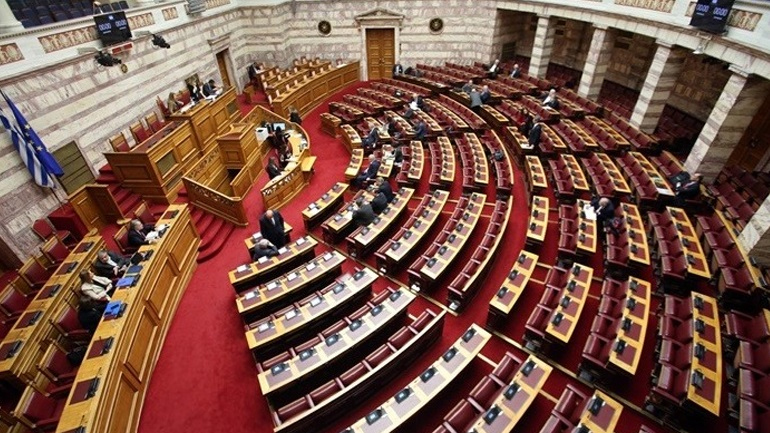 Βουλή: Συζήτηση για τους εργαζόμενους στους ΟΤΑ και τις κοινωφελείς υπηρεσίες των δήμων