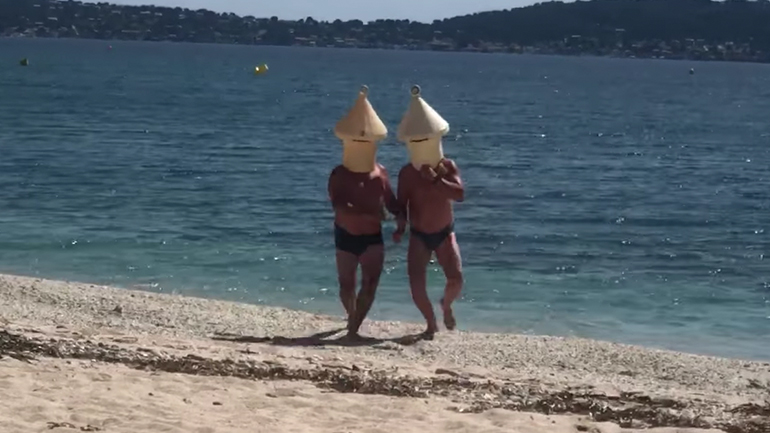 Δύο σημαδούρες κολυμπούν σε μια παραλία