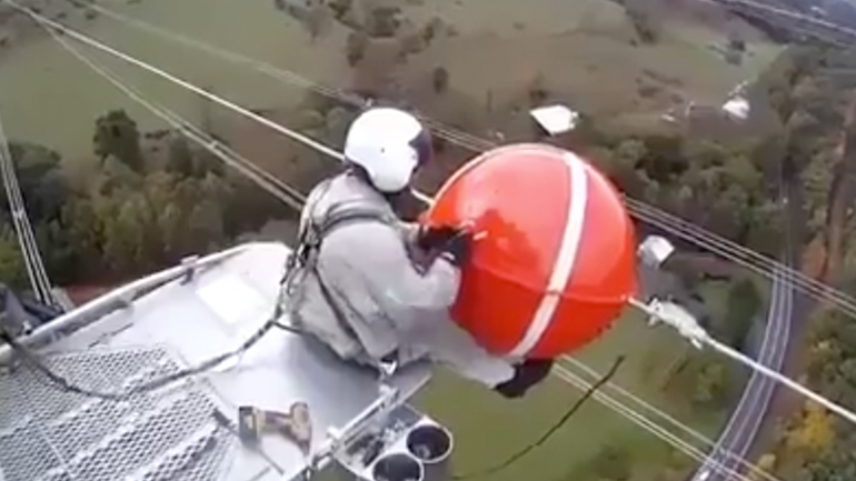 Πώς γίνεται η εγκατάσταση μιας μπάλας σήμανσης σε ηλεκτρικά καλώδια