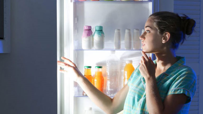 Τι δεν πρέπει με τίποτα να φάτε πριν πέσετε για ύπνο