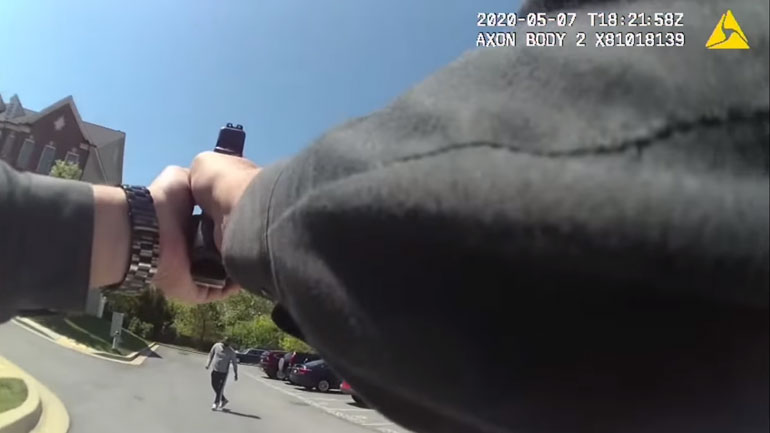 Σκληρές εικόνες: Αστυνομικός σκοτώνει Αφροαμερικανό που του επιτίθεται με μαχαίρι