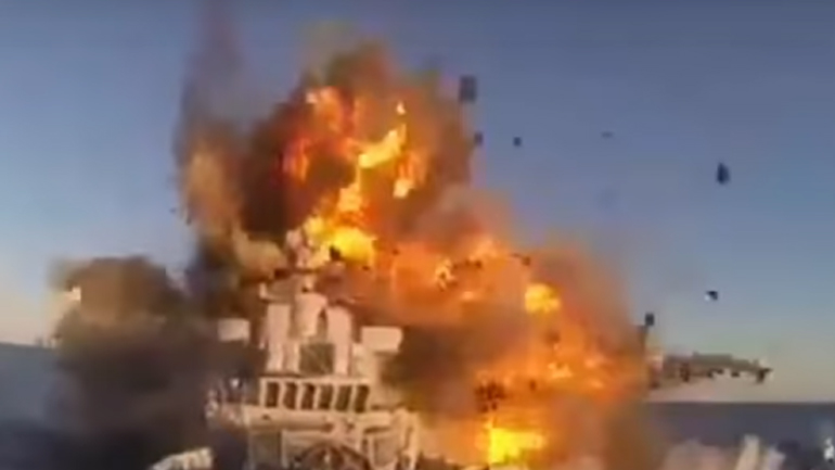 Εικόνες που κόβουν την ανάσα: Η στιγμή που Ιρανικός πύραυλος χτυπά στρατιωτικό πλοίο