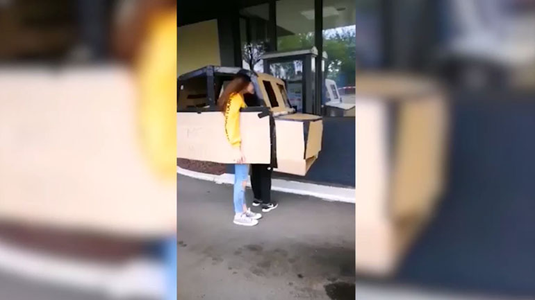 Όταν θες να πας στα McDonald’s με το αυτοκίνητο που δεν έχεις…