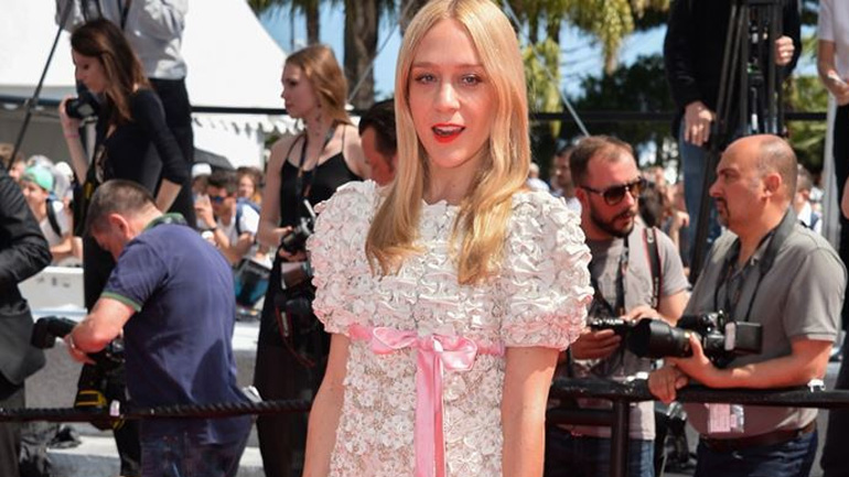 Η Chloë Sevigny δημοσίευσε φωτογραφία όπου θηλάζει τον νεογέννητο γιο της