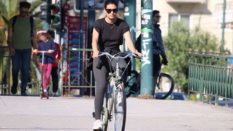 Τόνια Σωτηροπούλου: Βόλτα με το ποδήλατο στο Ζάππειο