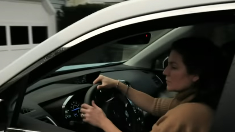 «Κόκκινο σήμα» της Ιντερπόλ: Αναζητείται στη Βρετανία η Ελληνίδα σύζυγος Αμερικανού διπλωμάτη