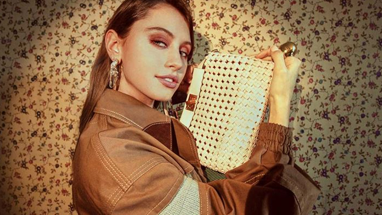 Η 19χρονη κόρη του Jude Law πρωταγωνιστεί στη νέα καμπάνια του οίκου Fendi και εντυπωσιάζει!
