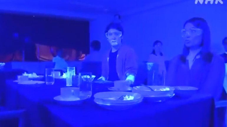 Αποκαλυπτικό βίντεο: Δείτε σε πείραμα με φθορίζουσα ουσία την εξάπλωση του κορωνοϊού