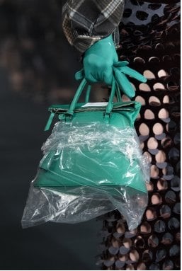 H τσάντα της Maison Margiela ( εξωτερικά λανσάρεται σε πασαρέλα με προστατευτική σακούλα)