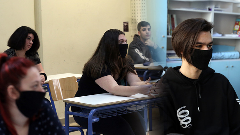 Όπισθεν ολοταχώς η Κεραμέως μετά τον σάλο με τις κάμερες στα σχολεία