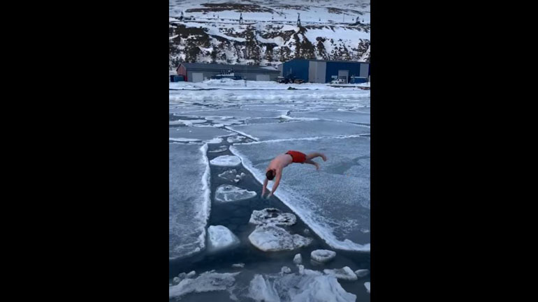 Ένα πολύ παγωμένο μπάνιο