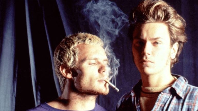 Ο μπασίστας των Red Hot Chili Peppers Flea κυκλοφορεί δύο νέα τραγούδια στη μνήμη του Ρίβερ Φίνιξ