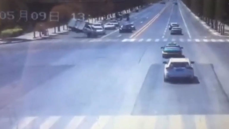 Κίνα: Φορτηγό κάνει… πιρουέτα από τους δυνατούς ανέμους