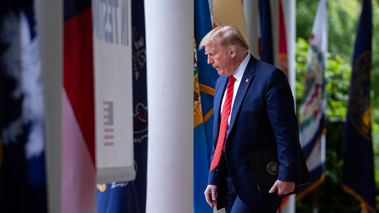 Κατηγορούν τον Τραμπ για καθυστερημένη αντίδραση στην πανδημία