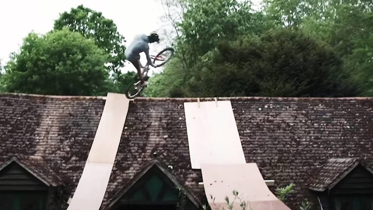 Έφτιαξε πίστα στην αυλή του