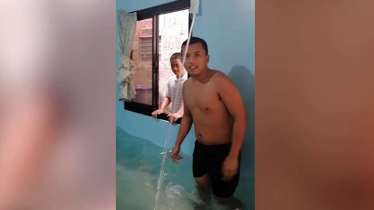 Οικογένεια στις Φιλιππίνες μετατρέπει άδειο δωμάτιο σε πισίνα