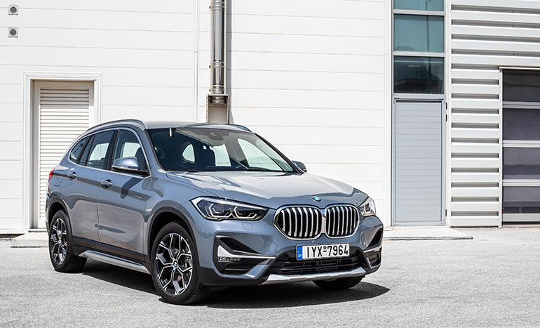 Τα μοντέλα της BMW (στη φωτό η υβριδική X1 xDrive25e) διαθέτουν εργοστασιακό λογισμικό που ενημερώνει τον ιδιοκτήτη ανά πάσα στιγμή που βρίσκεται το αυτοκίνητό του...