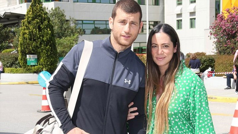 Εξιτήριο για τη Μάντη Περσάκη – Επέστρεψε στο σπίτι με τον γιο της