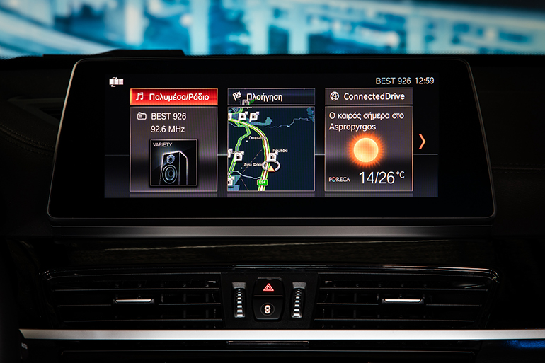 H οθόνη αφής στην κεντρική κονσόλα...