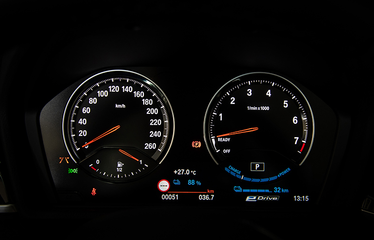 Σε αντίθεση με άλλους κατασκευαστές ο πίνακας οργάνων παραμένει, στη X1, αναλογικός...