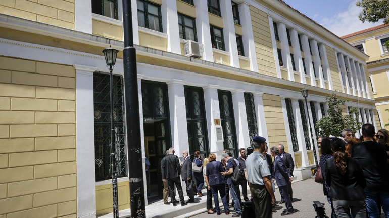 Μια εικόνα, χίλιες λέξεις: Ανύπαρκτα τα μέτρα προστασίας στα δικαστήρια της Ευελπίδων