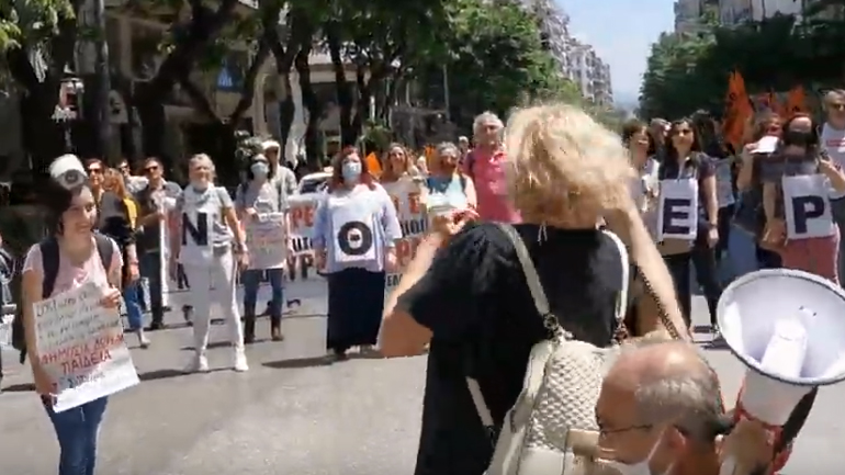 Έστησαν σχολική τάξη στην Τσιμισκή: «Μαθήτρια» έλεγε μάθημα μπροστά σε «κάμερα»