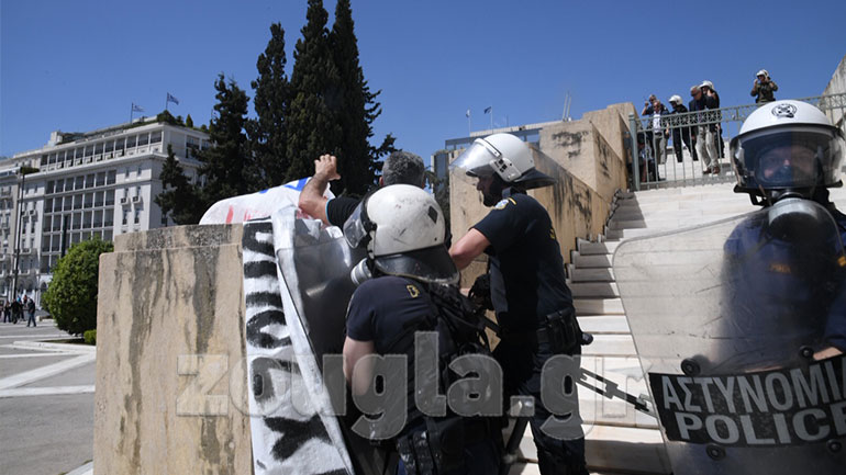 Ένταση στη Βουλή – Διαδηλωτές προσπάθησαν να ανοίξουν πανό στον Άγνωστο Στρατιώτη