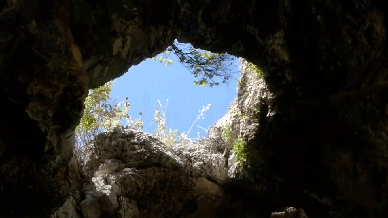 Το Σπήλαιο Σχιστού, ένας τόσο ιδιαίτερος τόπος κοντά στην Αθήνα