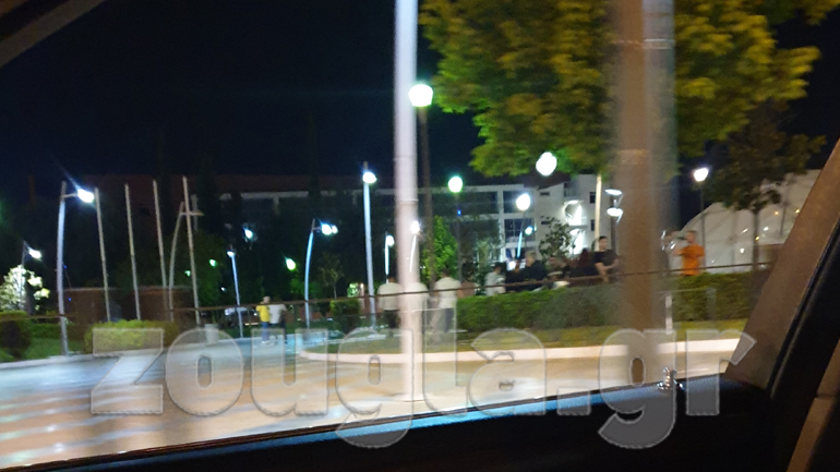 Κόσμος συναθροίζεται στην Πλατεία Δημαρχείου στο Περιστέρι