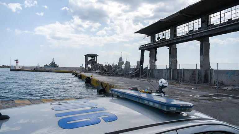 Αυτοκίνητο έπεσε στη θάλασσα στην Ακτή Βασιλειάδη του λιμανιού του Πειραιά